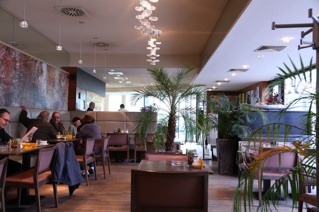 Hotel & Konditorei May Neufeld an der Leitha Luaran gambar