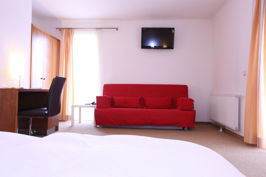 Hotel & Konditorei May Neufeld an der Leitha Bilik gambar