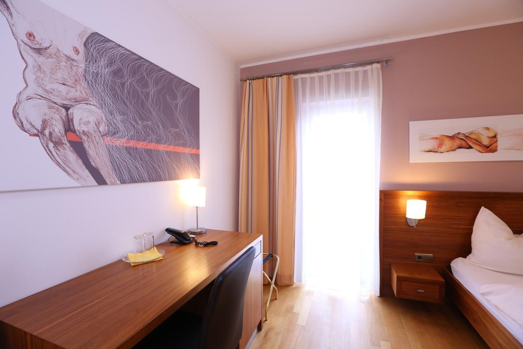 Hotel & Konditorei May Neufeld an der Leitha Bilik gambar