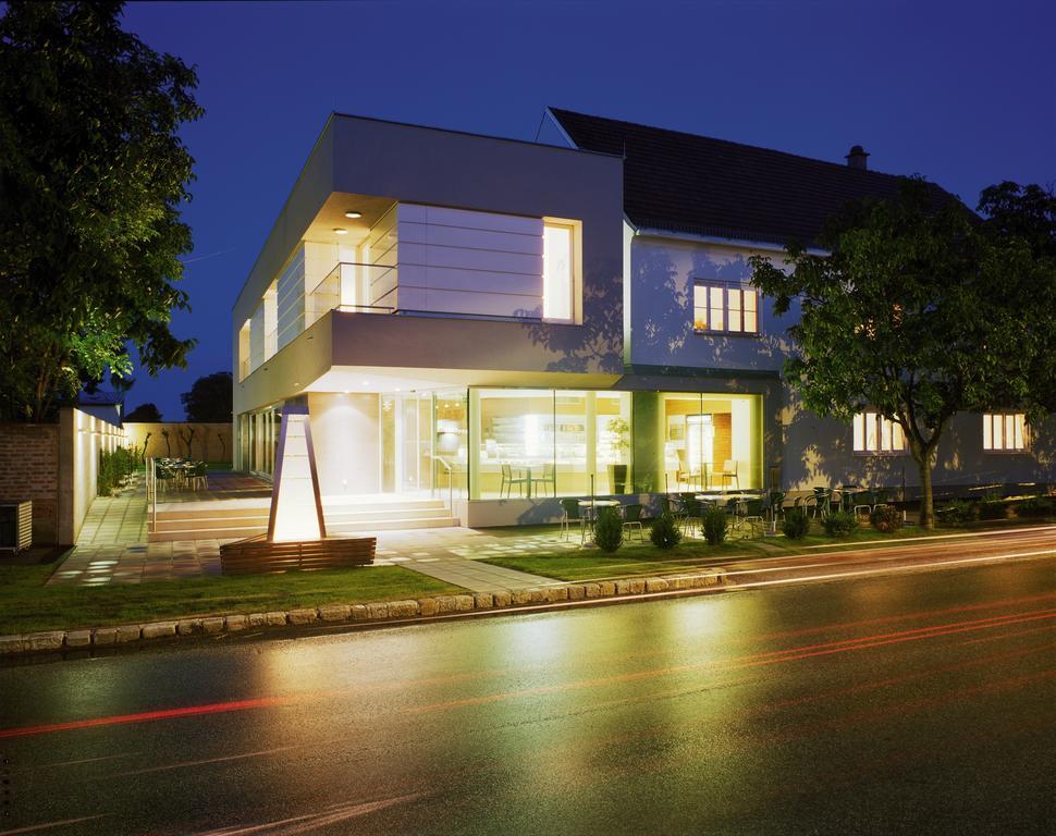 Hotel & Konditorei May Neufeld an der Leitha Luaran gambar